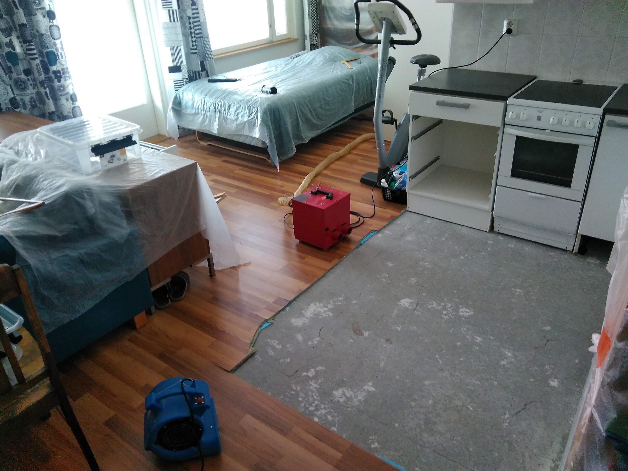 JVT työt käynnissä purettu laminaatti ja suojattu huonekaluja